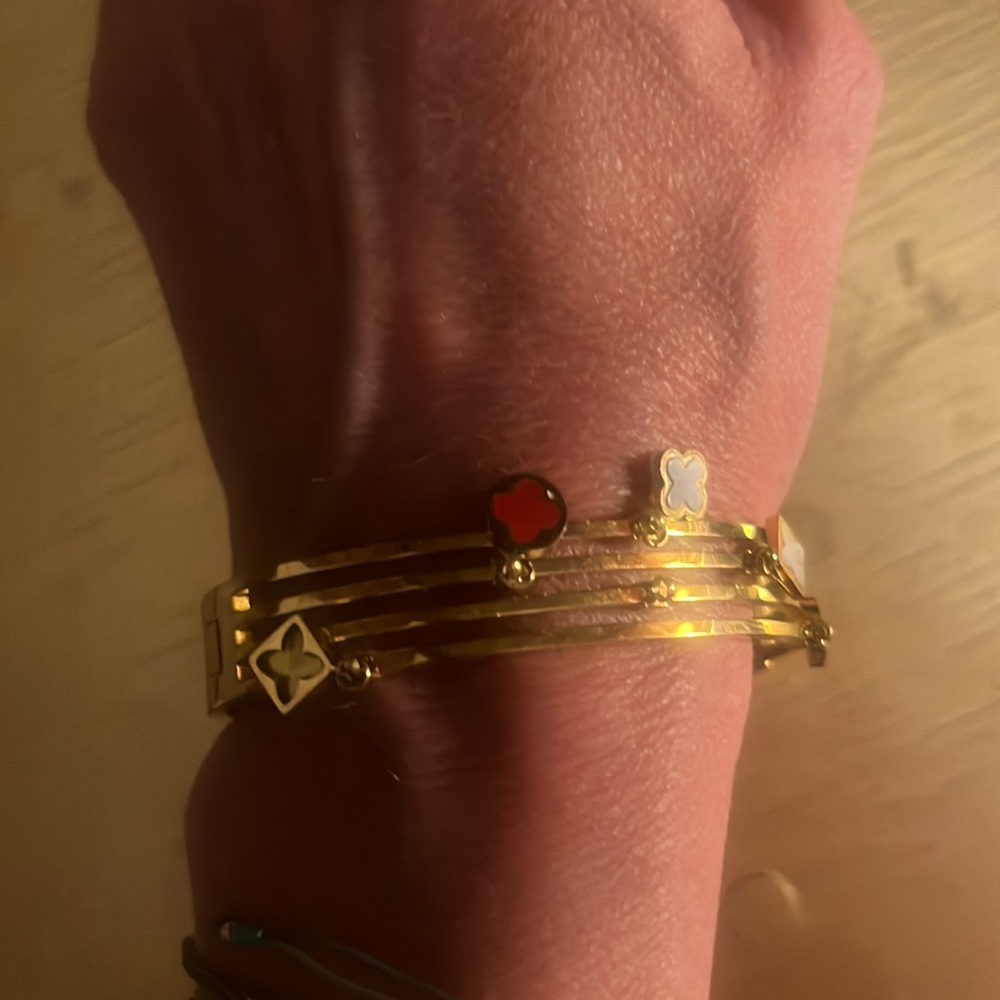 Gorgeous bangle! Beautiful charms similar to LV but the bracelet has its own ❤️ - Picture 6 of 11